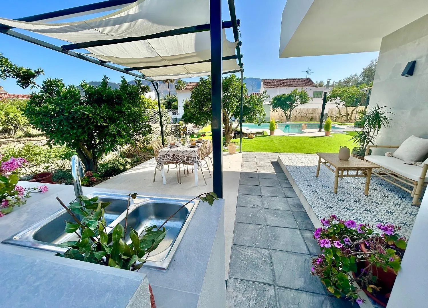 Gatu Villa Luna Melegis