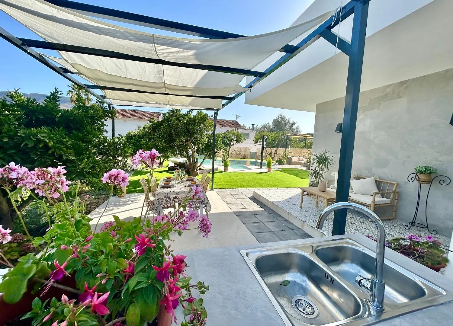 Gatu Villa Luna Melegis İspanya
